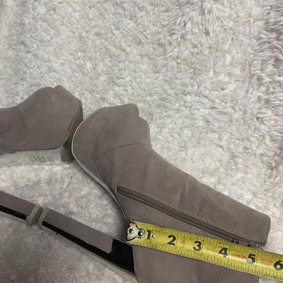 Beau +Ashe synthetic suede taupe ankle straps  heels silver tone accent SZ8 - Picture 9 of 13